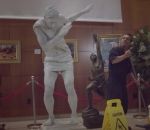 musee zach Une statue tente de s'échapper d'un musée