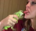 tirer fille Une fille tire la langue à un iguane