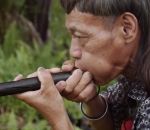 mariage faceplant Un chasseur indigène avec une sarbacane