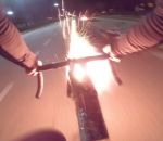 artifice attaque feu Un cycliste attaque des scootéristes avec des feux d'artifice