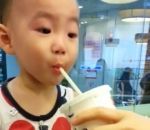enfant reaction gouter Un enfant boit du Coca-Cola pour la première fois