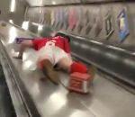 supporter football Descendre un escalator en glissant (Fail)