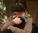 femme Une femme teste la VR avec un chien dans les bras