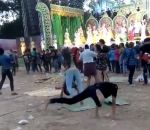 concert danse Danse étrange pendant un concert (Thaïlande)