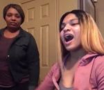 fille videobomb Une fille se fait troller par sa mère pendant qu'elle chante