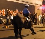 danse rue Un policier danse avec son cheval à La Nouvelle-Orléans