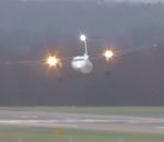 avion q400 Atterrissage d'un avion avec des vents à 110 km/h 