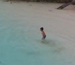eau mer Un enfant dans l'eau attire quelques curieux (Bahamas)