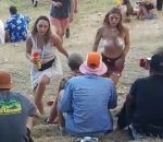 femme sein topless Une festivalière corrige un homme qui lui a touché les seins