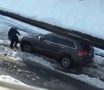 pente jeep Un homme galère à sortir sa voiture à cause de la neige