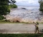 terre tremblement vague Mini Tsunami en Indonésie