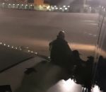 impatient Un passager d'un avion s'installe sur une aile