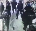 policier police La police anti-émeutes vole dans un magasin (Mexique)