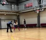 joueur feinte basket Policier vs Joueur de basket