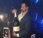 regis Régis ouvre un magnum de champagne (Mexique)