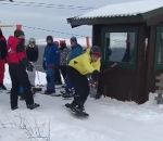 debutant rire Des snowboardeurs débutants prennent le tire-fesses