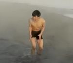 courage froid Un touriste japonais s'allonge dans une rivière par -60°