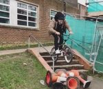 trick saut Trick avec un BMX et des cônes de chantier