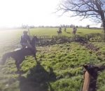 course cheval chute Une course hippique de Cross Country filmée par un jockey