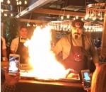 douche feu Un cuisinier fait des flammes dans un restaurant (Fail)