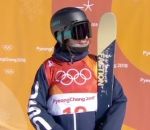 mini femme main La skieuse Devin Logan fait coucou à la caméra (JO 2018)