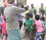 violon Des enfants africains écoutent du violon pour la première fois