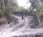 fosse chute Un motard évite une barrière