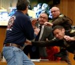 policier attaque Un père essaie d'attaquer Larry Nassar en plein tribunal