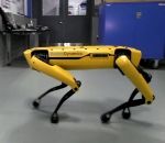 porte Un robot Boston Dynamics ouvre une porte