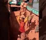homme tete brique Transporter des briques sur la tête