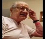 reaction homme Un homme de 98 ans réalise qu'il est vieux