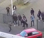 couteau Des élèves chassent un homme armé de couteaux (Pays-Bas)