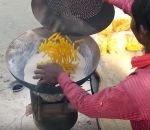 frire Frire de la nourriture avec du sable (Inde)