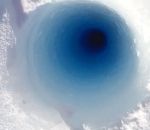 trou glace forage Jeter un morceau de glace dans un puits de forage de 90m (Antarctique)