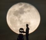 telescope passant La réaction de passants qui voient la lune à travers un télescope