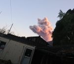 nuage Un chat saute par dessus une maison