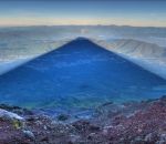 mont fuji L'ombre du Mont Fuji au lever du soleil