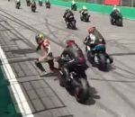 moto course superbike Un pilote chute et se fait percuter au départ d'une course de motos