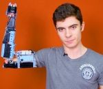 bras prothese Il construit sa prothése de bras en LEGO
