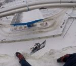 falaise chute snowboard Un snowboardeur évite une chute de justesse