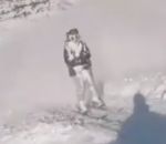blague troll Projeter de la neige sur des skieurs au tire-fesses