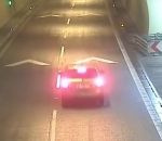 chauffard Une voiture fait demi-tour dans un tunnel