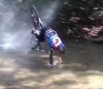 tete chute casque Un VTTiste roule à fond dans une rivière (Venezuela)