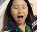 copine blague Blague avec un concombre