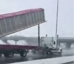 camion pont Un camion-benne percute une passerelle