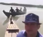 bateau Collision entre deux pirogues pendant un selfie