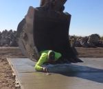 beton ouvrier Une dalle en béton avec une pelleteuse