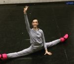 danseuse ecart Une danseuse de ballet s'échauffe (Macédoine)