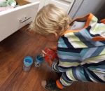 verre enfant Un enfant de 3 ans prépare deux verres de jus de fruits