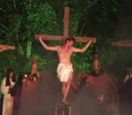 coup tete attaque Un homme tente de sauver Jésus pendant un spectacle (Brésil)